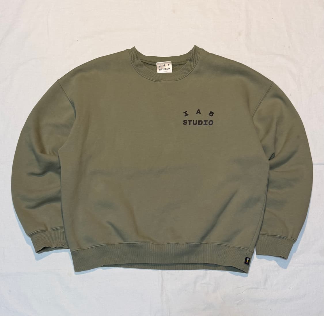 아이앱 스튜디오 맨투맨 스웻셔츠 올리브 그린 카키 상품이미지2