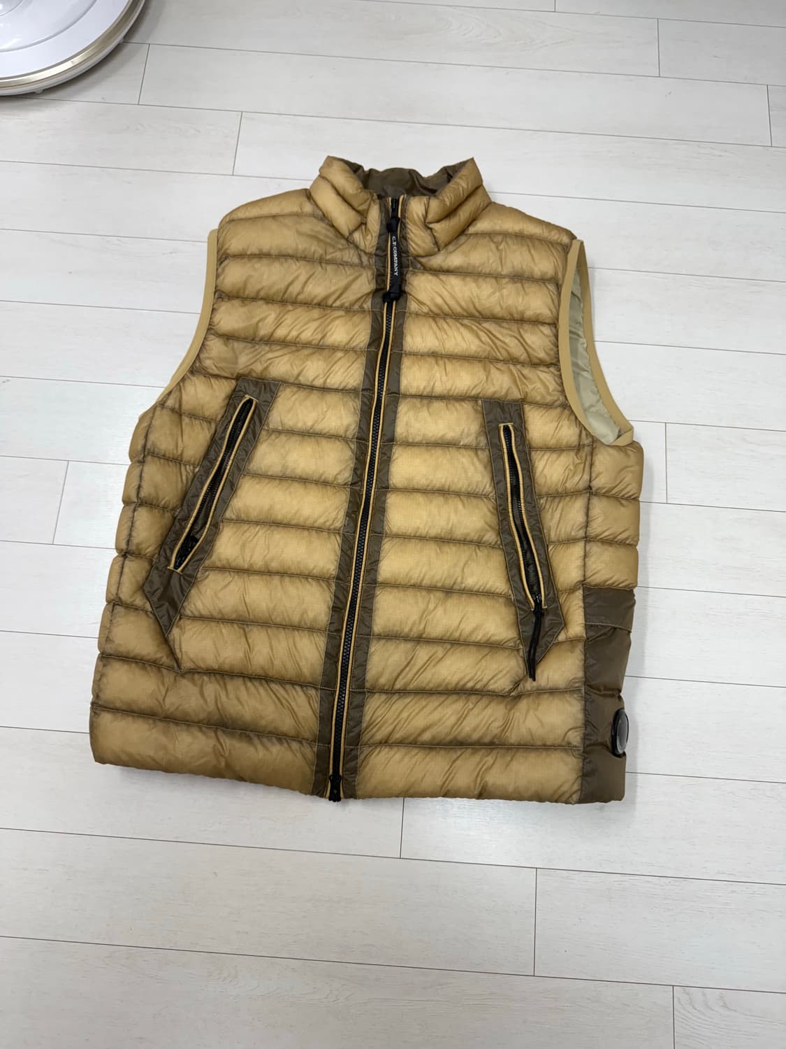 CP컴퍼니 DD 쉘 패딩 조끼 과 슈프림 티서츠 상품이미지1