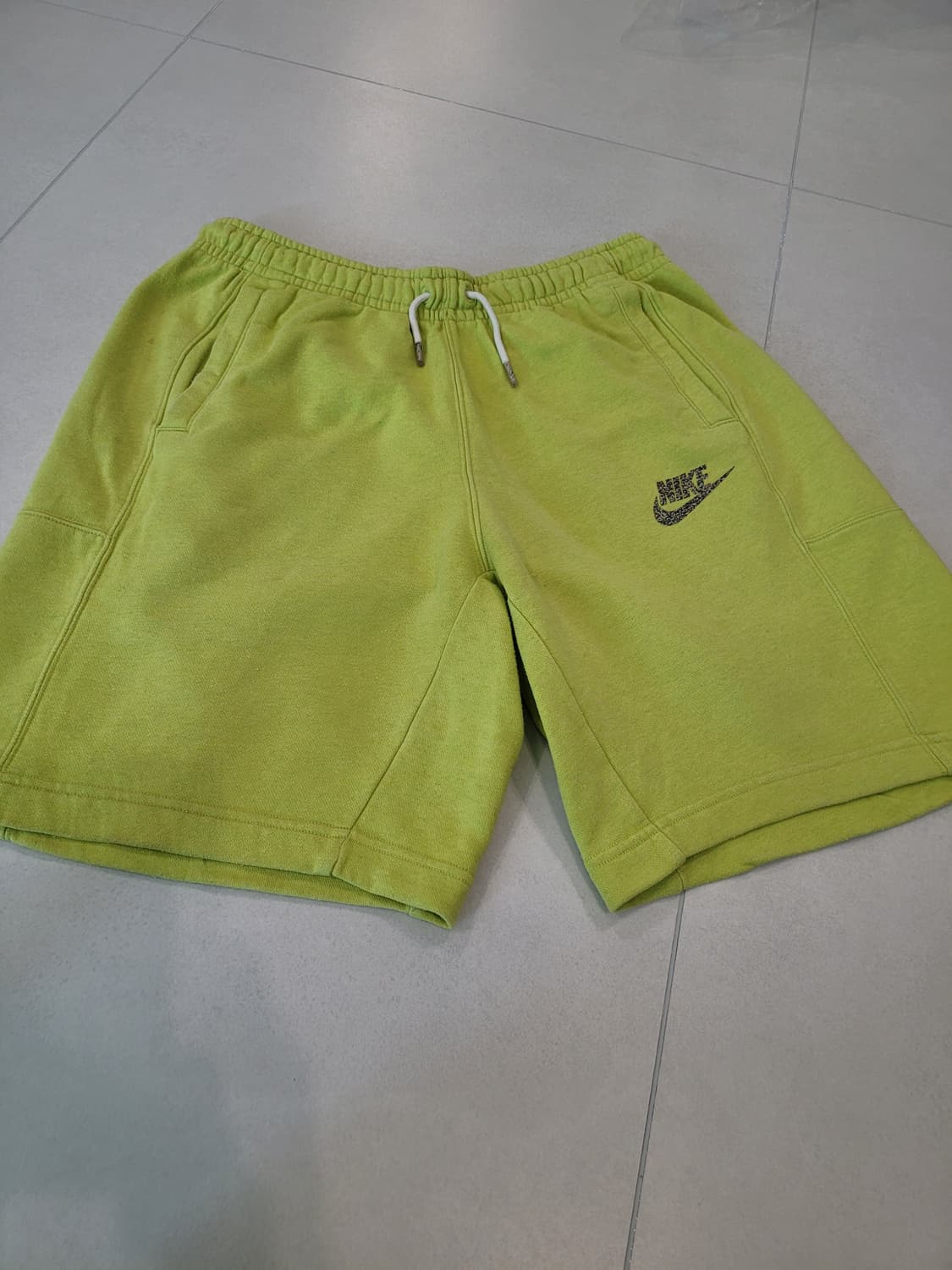 [M] 나이키 리바이벌 플리스 쇼츠 "아토믹 그린" – 감각적인 컬러와  상품이미지1