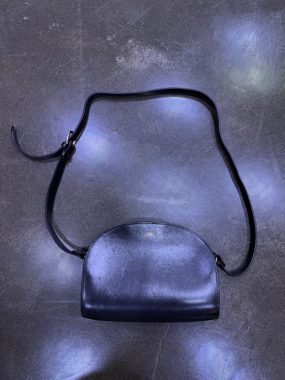 A.P.C 아페쎄 하프문 레더 크로스백 가방 상품이미지1