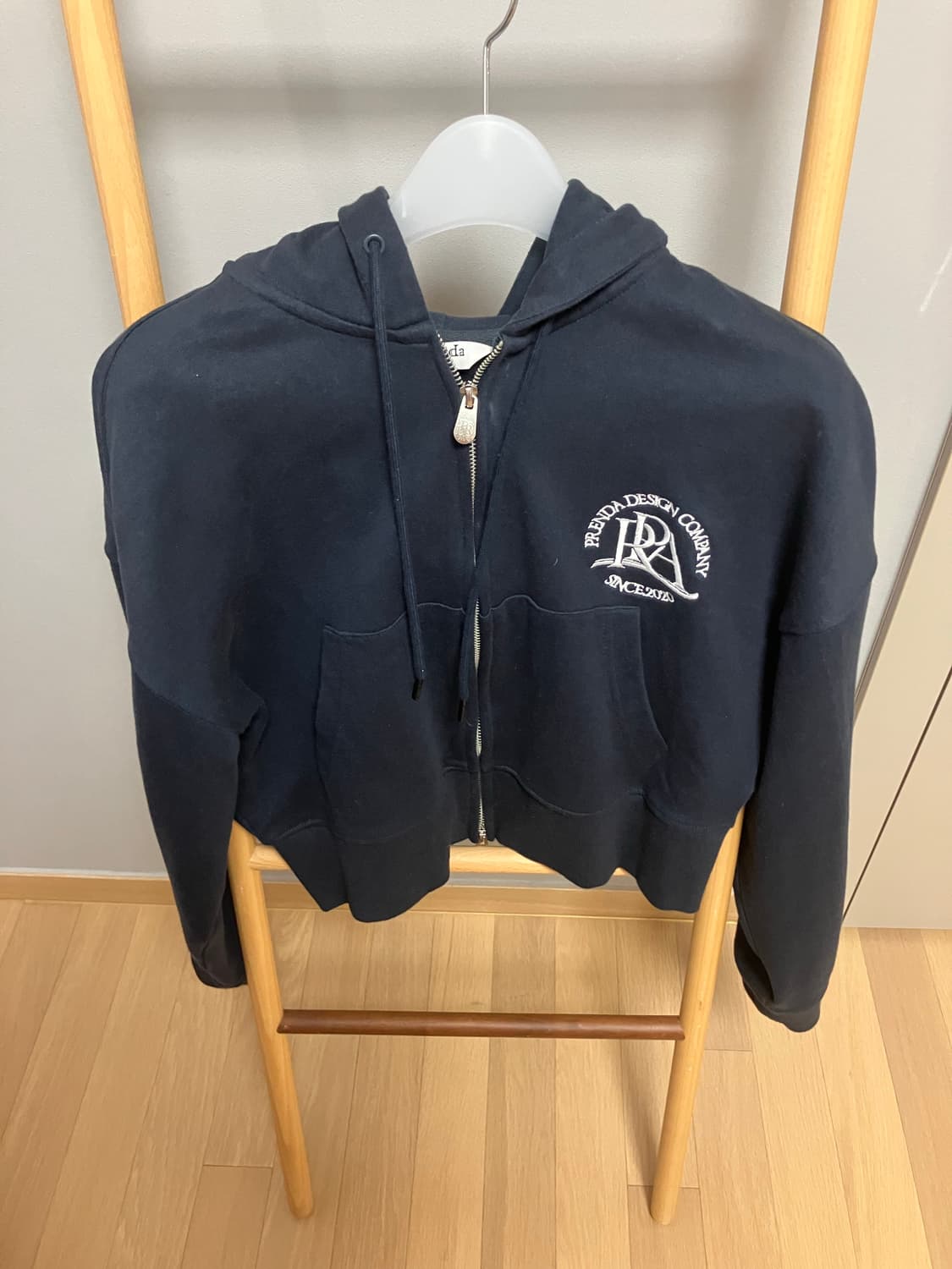 프렌다 메인로고 크롭 후드집업 상품이미지2