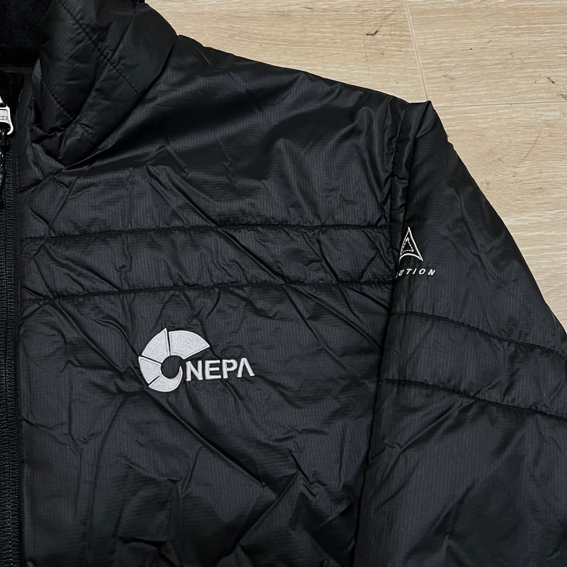 네파 자수로고 초경량패딩 점퍼 [블랙] M/95 상품이미지4