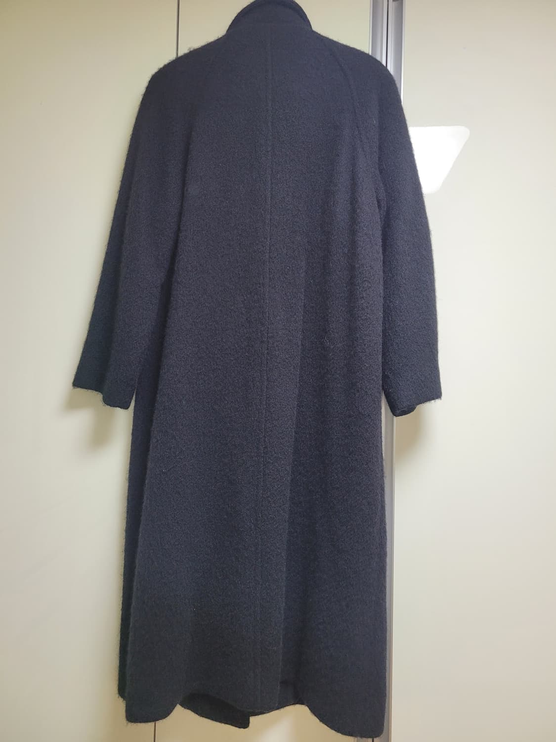 고요한 분위기를 담은 울 100% 코트 – 얼바닉 30 상품이미지3