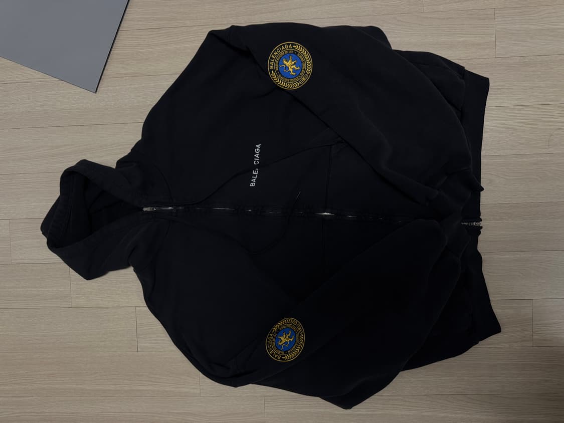 [4] 발렌시아가 유니폼 패치 후드 집업 페이드 블랙 상품이미지1