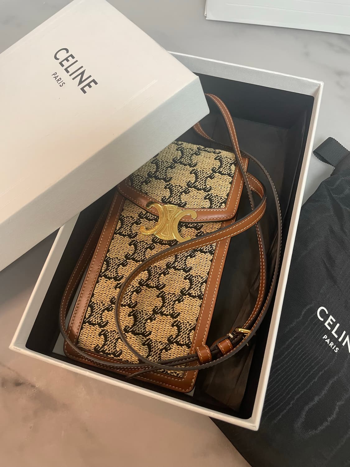 셀린느 트리오페  버티컬 폰 파우치 미니 크로스백 내추럴 탄 상품이미지1