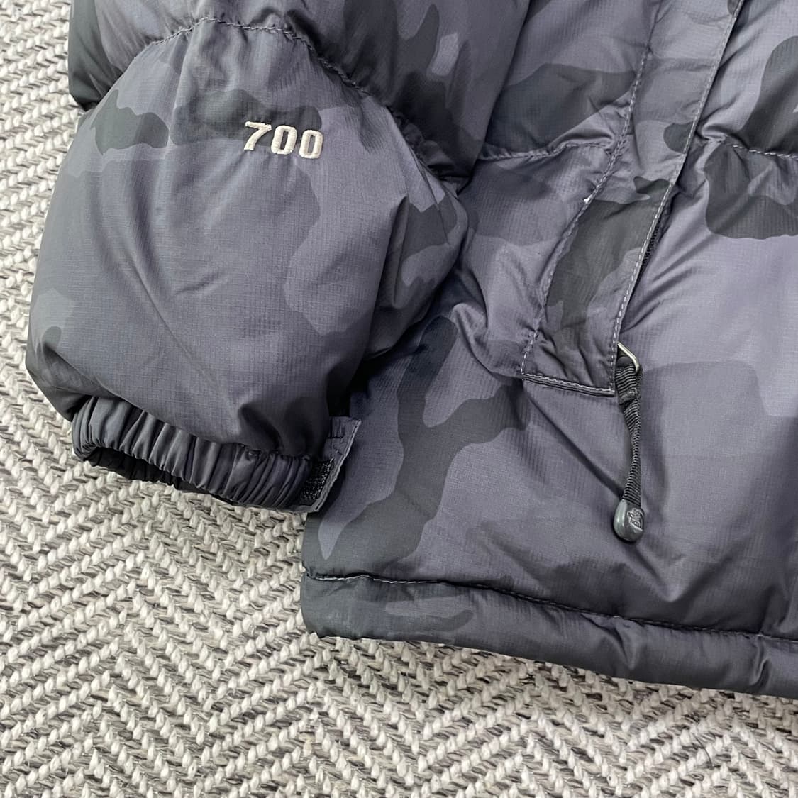 [105] 노스페이스 센터로고 무광 블랙 카모 700 눕시 패딩 상품이미지5