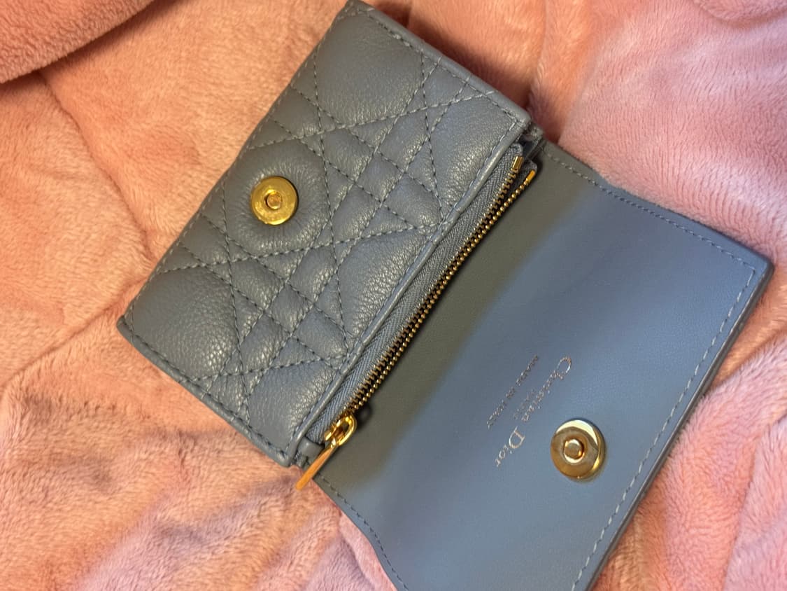 디올 카로 글리신 클라우드 블루 반지갑 상품이미지3