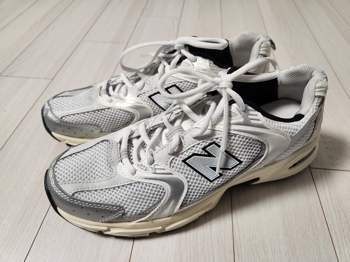 뉴발란스 530 실버 크림 MR530TA 운동화 사이즈275

사진처럼  상품이미지1