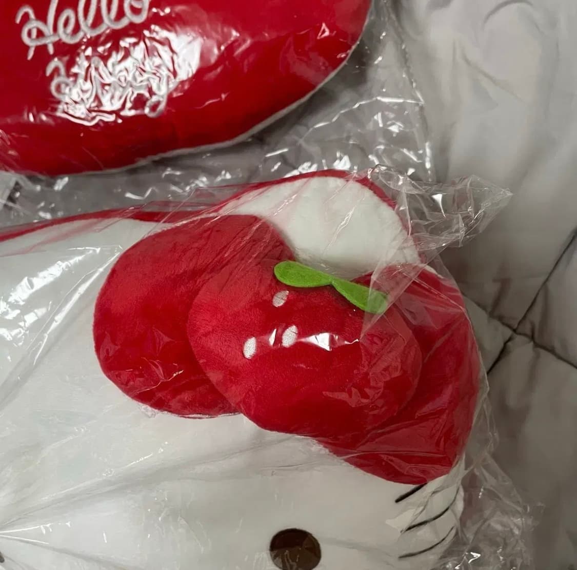 헬로키티 딸기 얼굴쿠션 (37cm) 상품이미지2