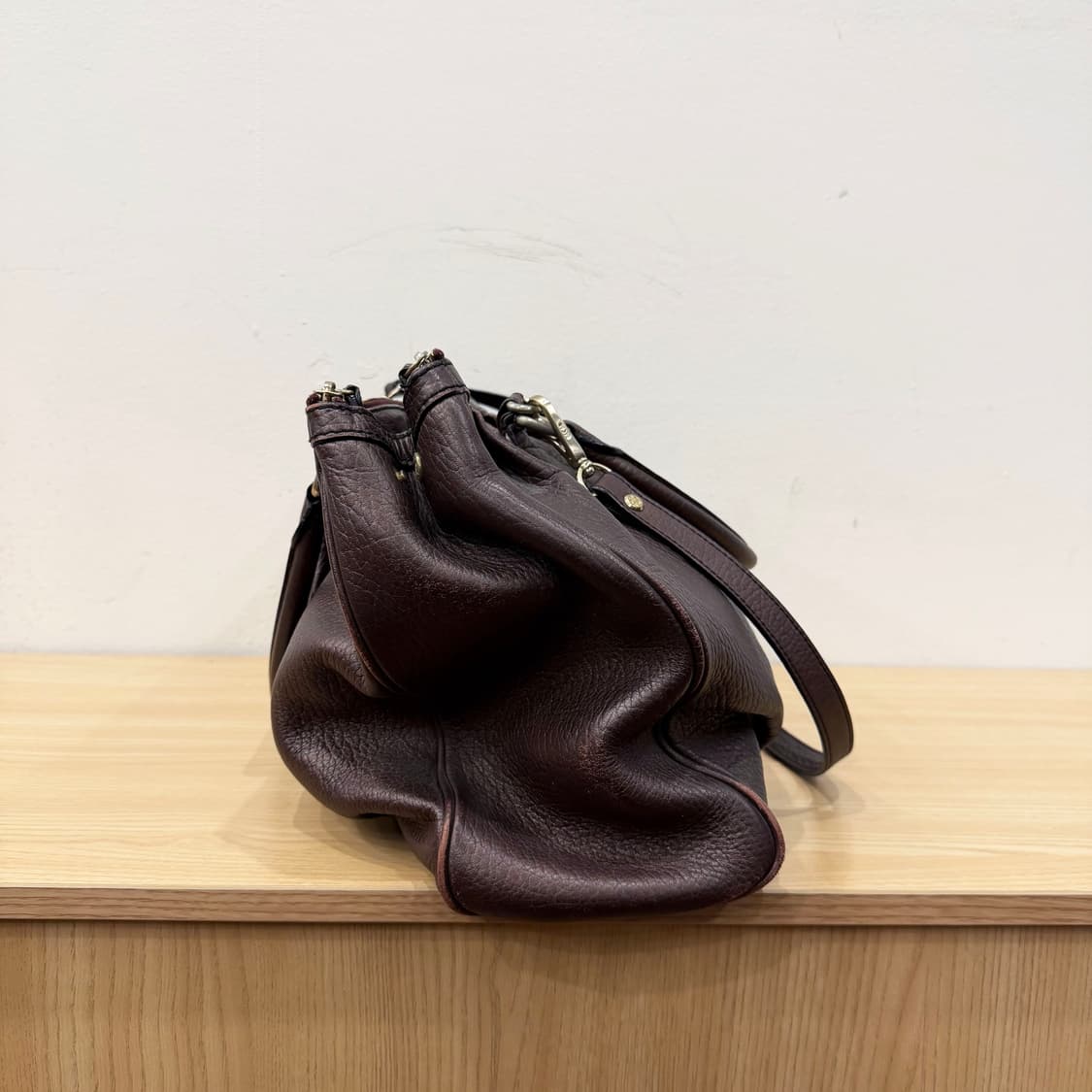 MCM 레더 토트백 골드 로고 더블 핸들 바닥 스터드 디테일 브라운 상품이미지3