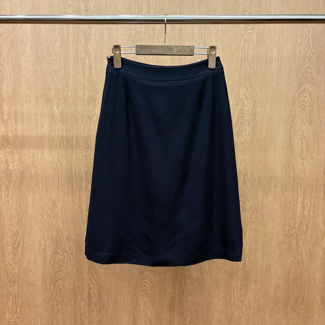 꾸레쥬 펜슬 스커트 허리 라인 시그니처 로고 자수 포인트 디테일 네이비 상품이미지3