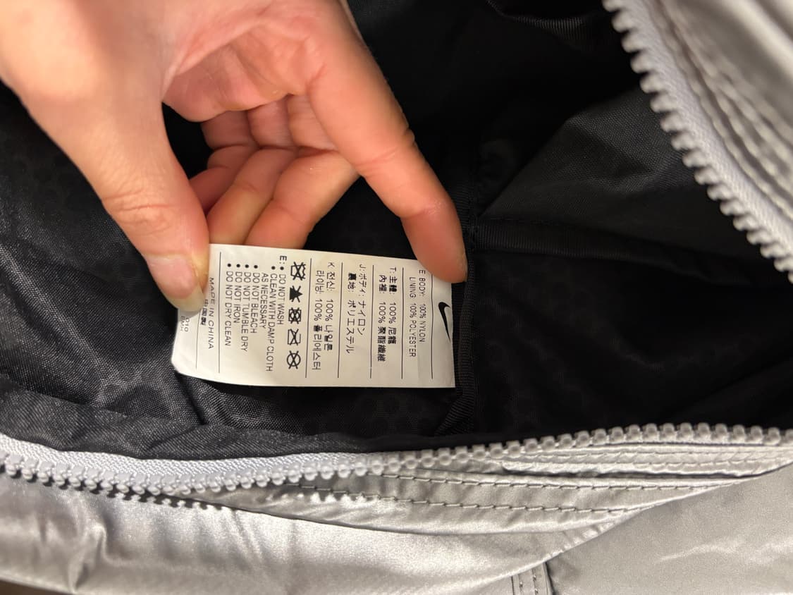 나이키 메탈실버 스우시 가방 상품이미지7