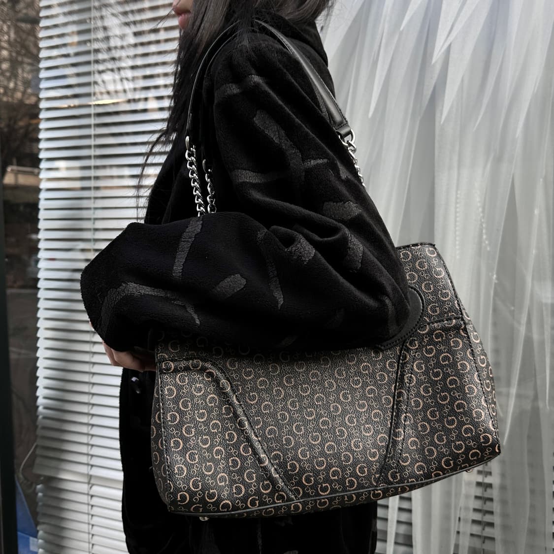 00s 게스 체인 핸들 백 상품이미지7