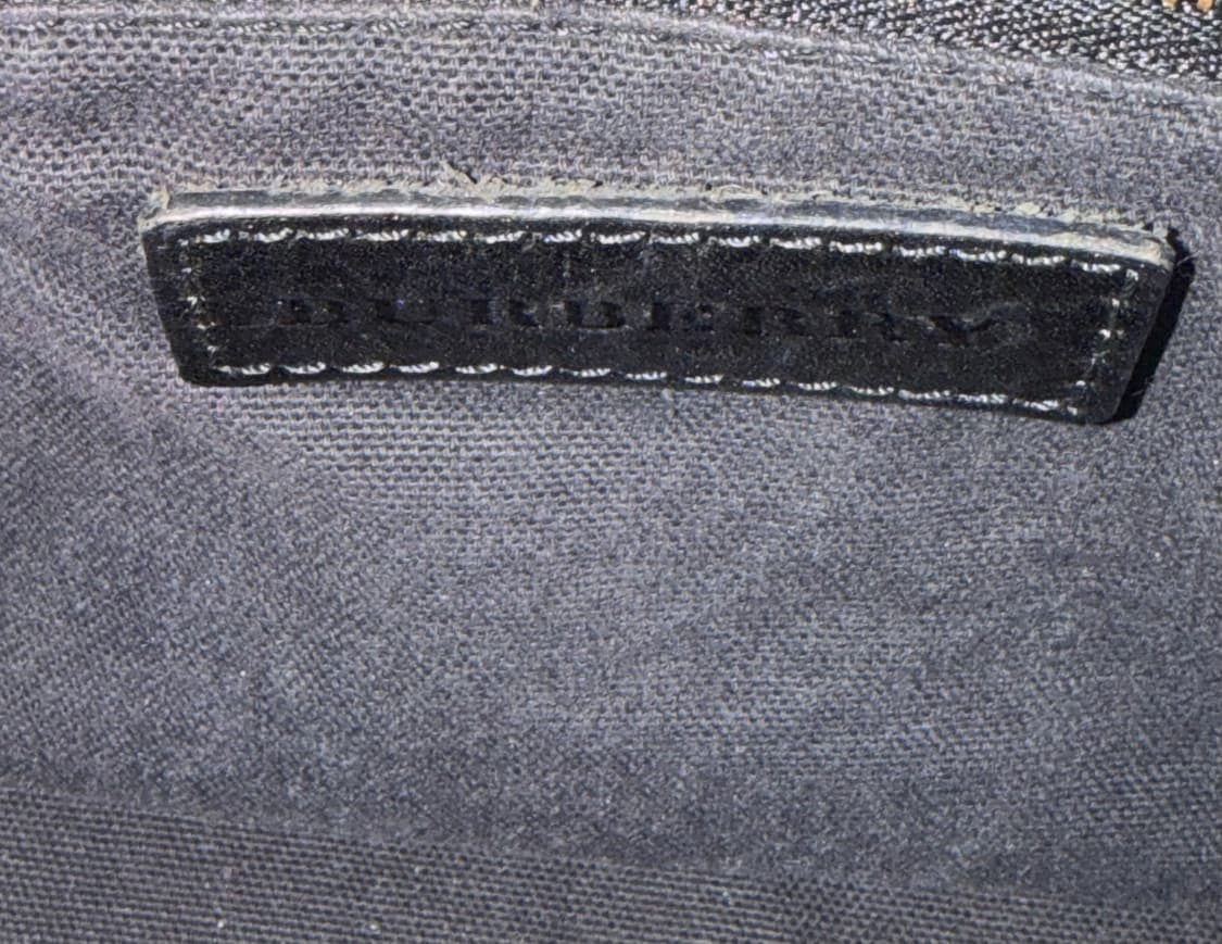 버버리 체크 패턴이 돋보이는 클래식 핸드백입니다. 상품이미지5