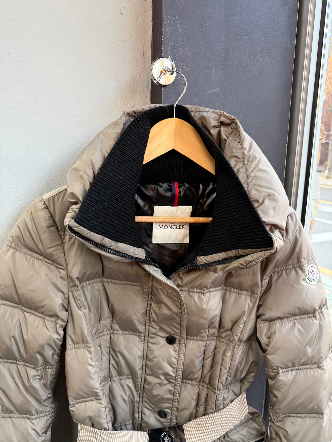 1/ 몽클레어 벨티드 와펜 구스다운 롱패딩 상품이미지4