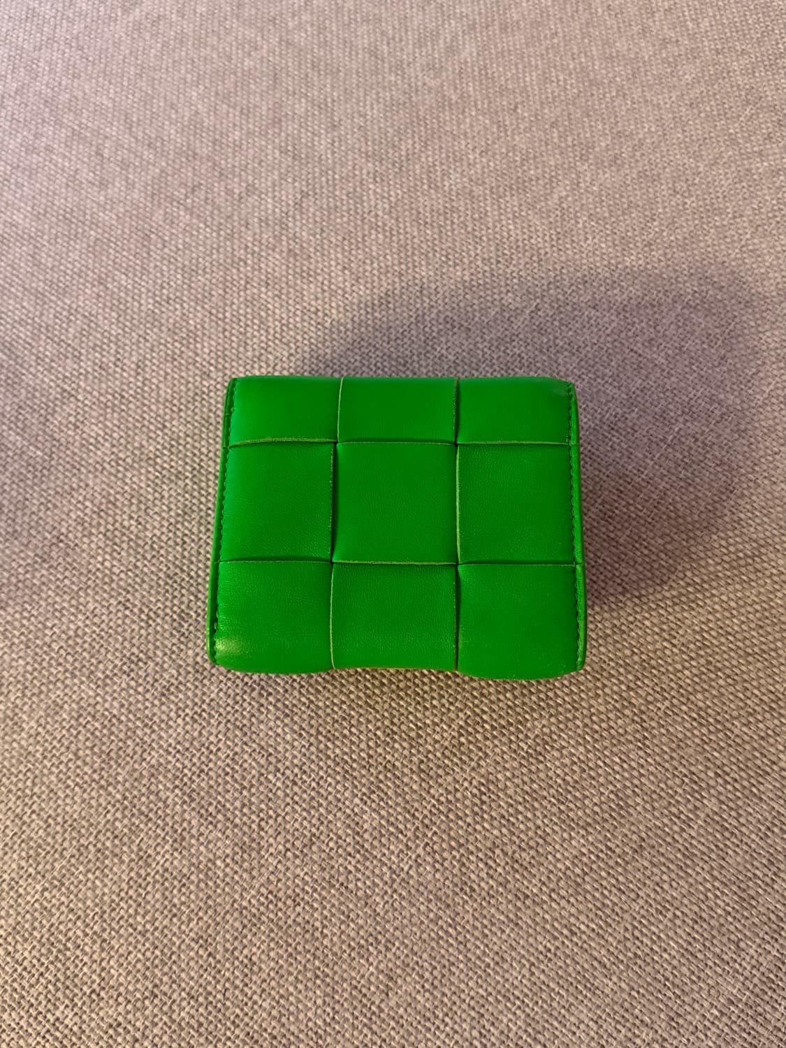 보테가 베네타 카세트백 트라이폴드 지퍼 지갑 패러킷 상품이미지5