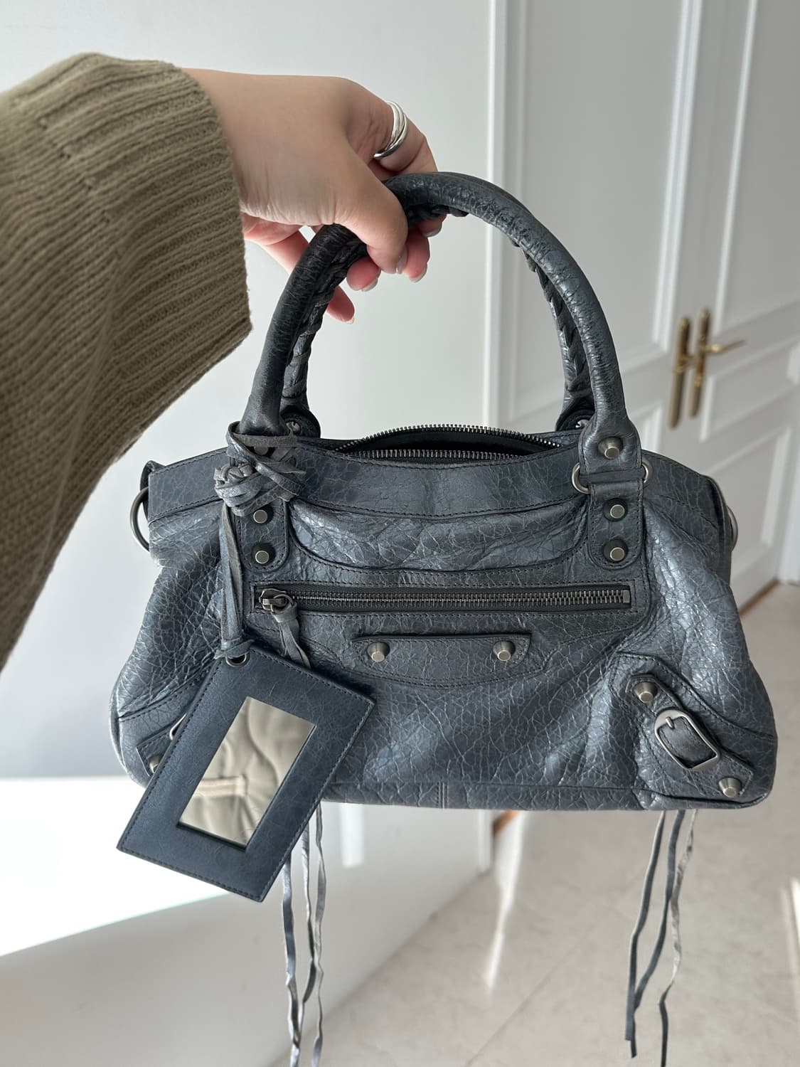 발렌시아가 퍼스트 모터백 스몰 메탈 블루 그레이 상품이미지1