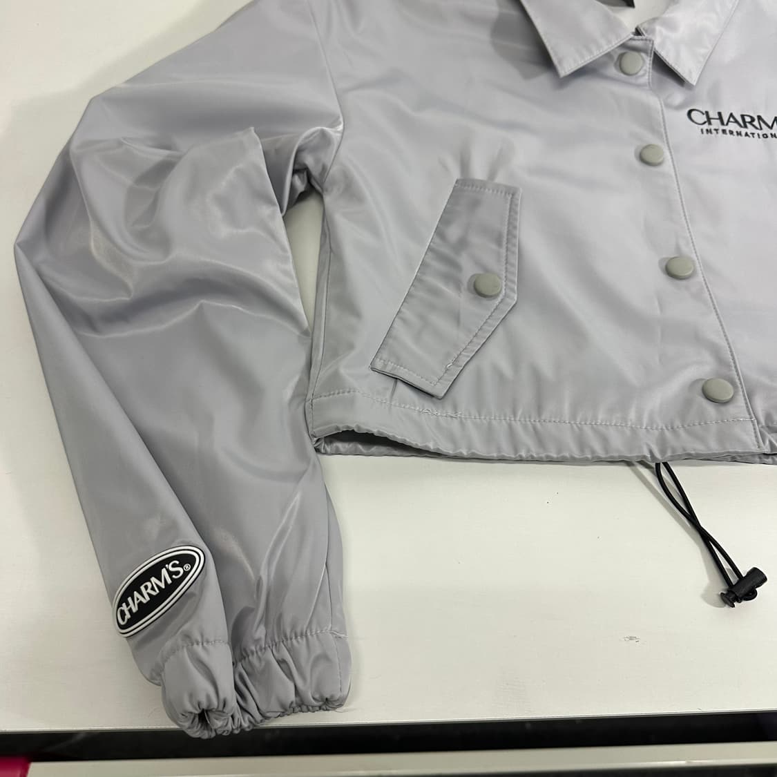 우먼FREE CHARMS 참스 그레이 백로고 크롭자켓 상품이미지2