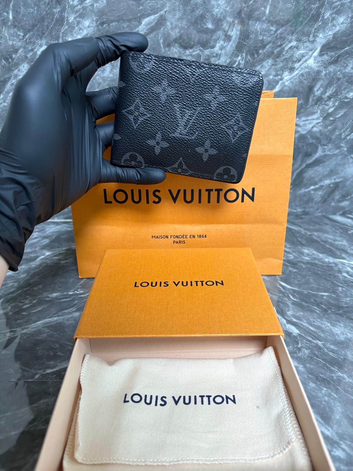 루이비통 슬렌더 윌렛 모노그램 이클립스 반지갑 상품이미지1