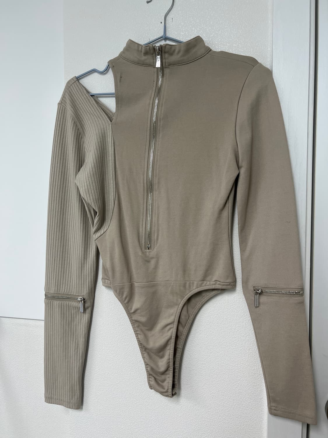 Maniere de Voir Taupe Slit Bodysuit 상품이미지3