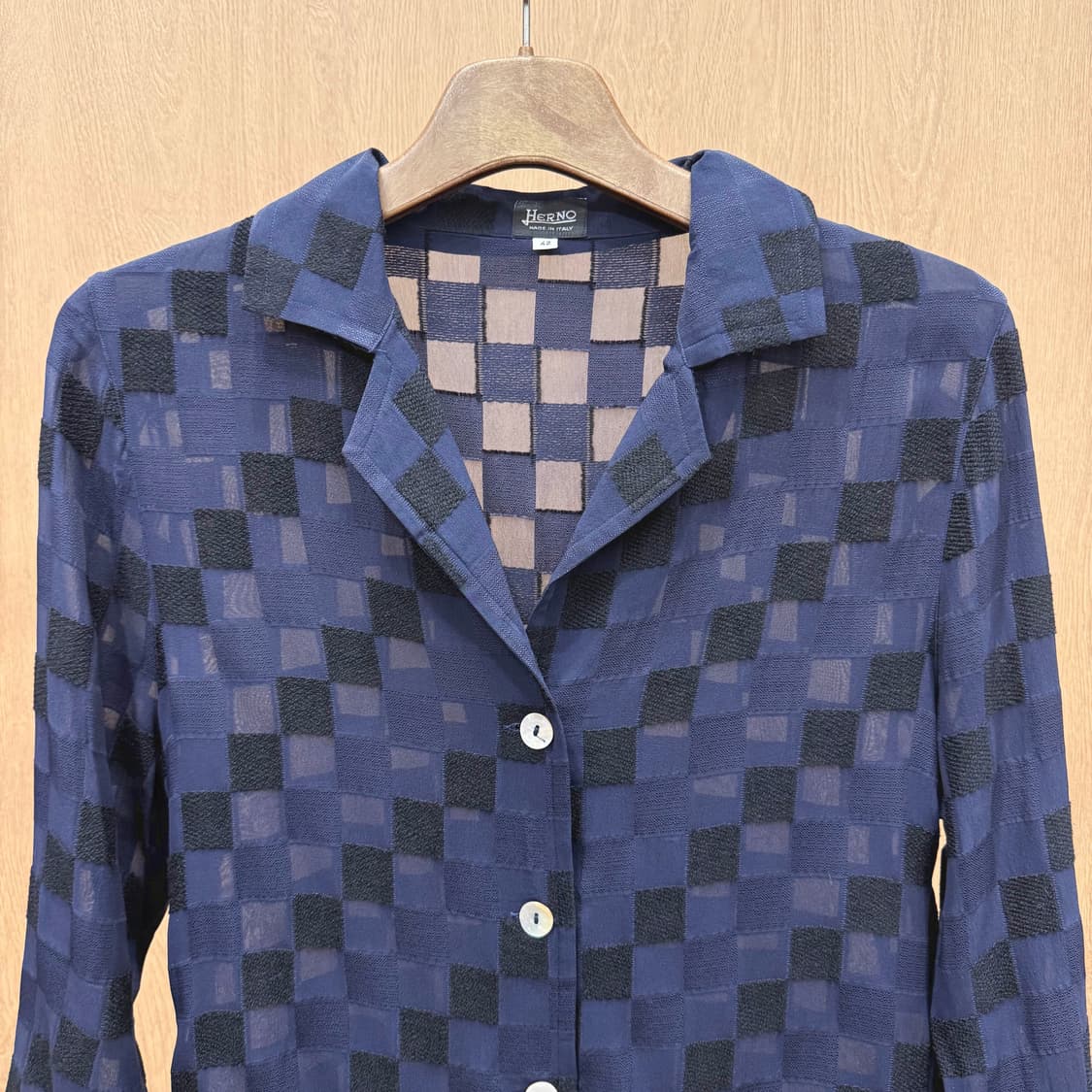 에르노 시스루 체크 패턴 오픈카라 셔츠 입체 텍스처 버튼 디테일 네이비 상품이미지4