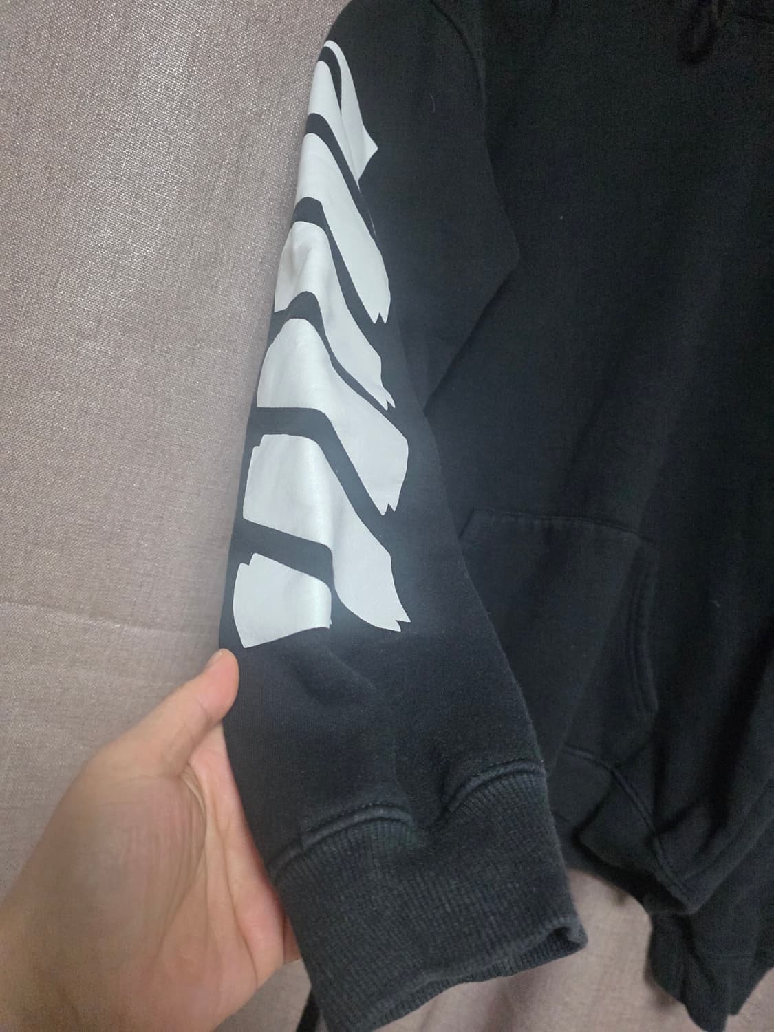 오프화이트로고맨투맨 95 상품이미지2