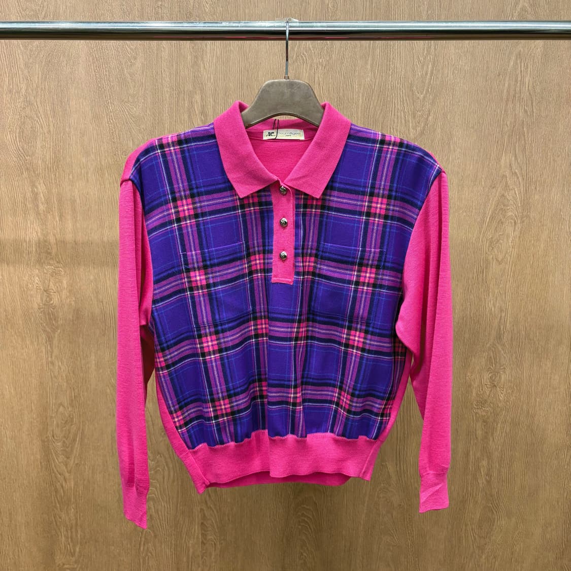 꾸레쥬 울 카라 니트 퍼플 체크 배색 로고 버튼 디테일 레귤러핏 핑크 상품이미지2