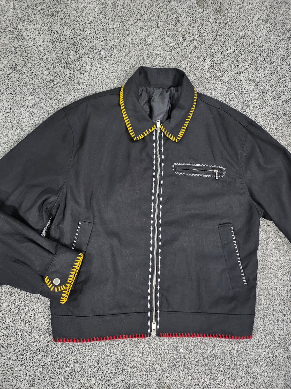 유니크 컬러 스티치 디테일 블랙 집업 자켓 상품이미지2