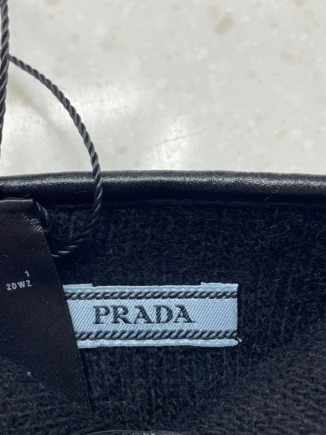 새상품 프라다 가죽 장갑 나파 레더 글러브 파우치 블랙 상품이미지6