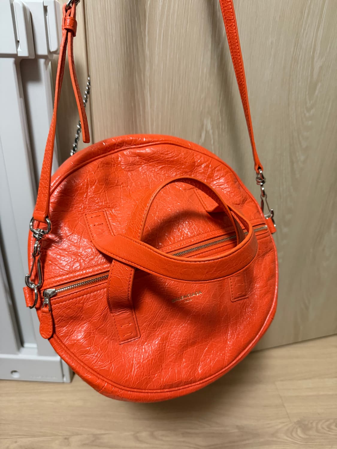 발렌시아가 원형 호보백 상품이미지4