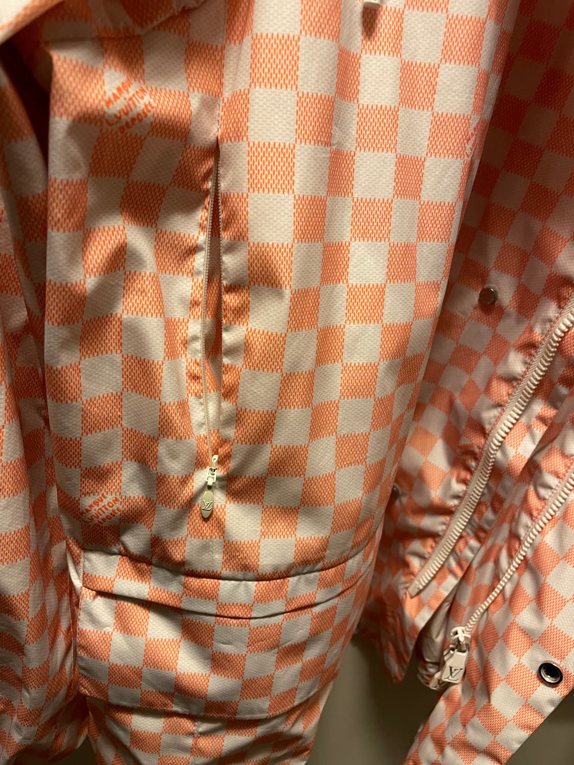 루이비통 퍼렐 다미에 바람막이 팝니다 상품이미지2