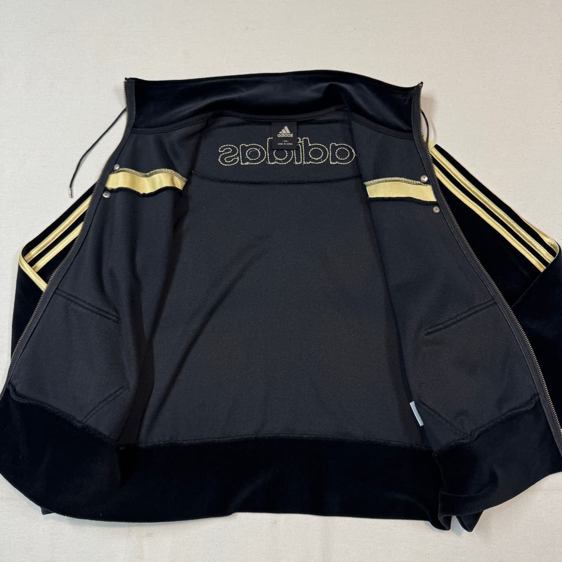 100) 아디다스 벨벳 트랙탑 블랙 골드 삼선 져지 상품이미지4