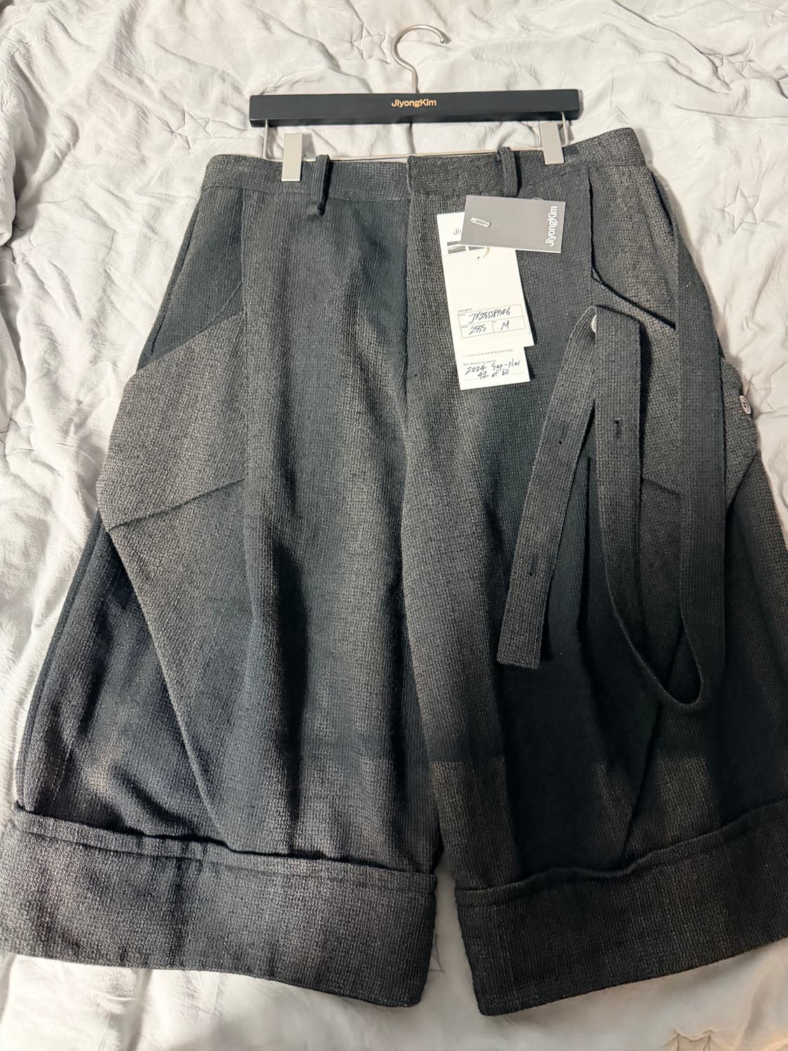 지용킴 선블리치드 스트랩 하프 트라우져 상품이미지3