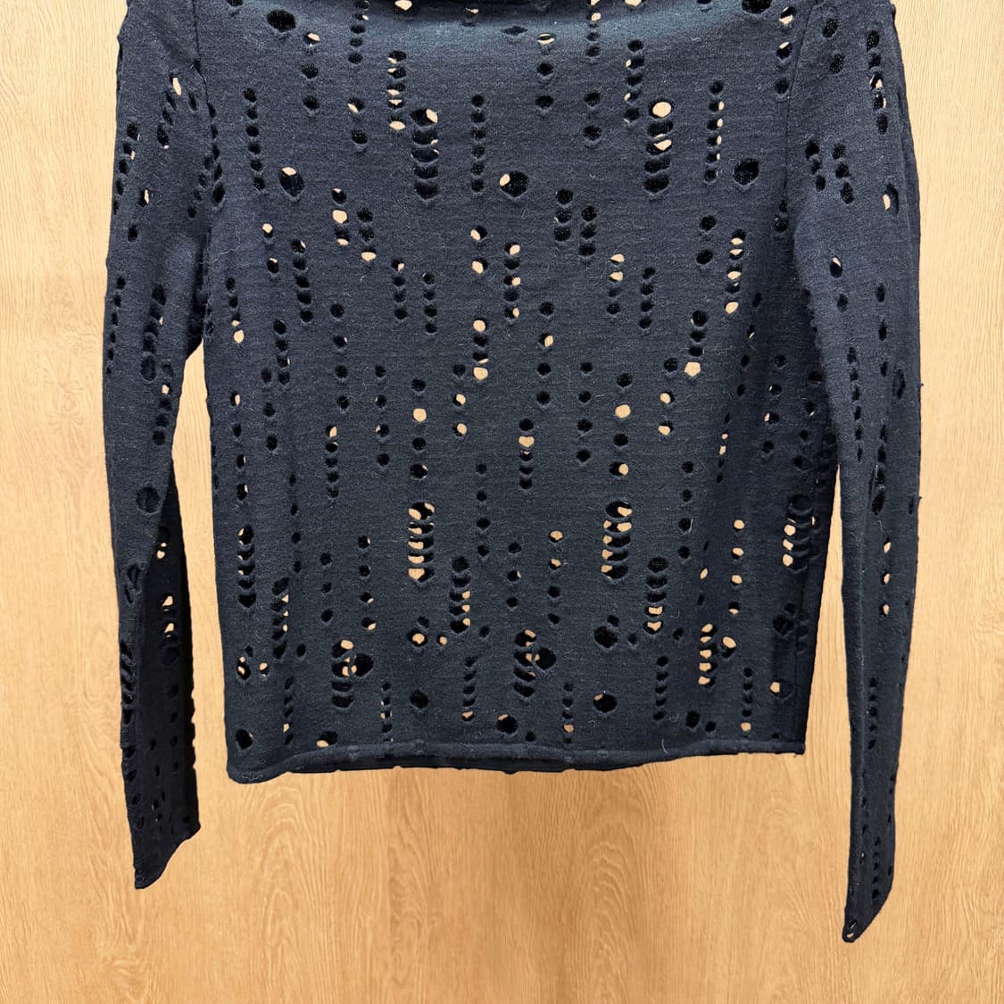 마쥬 라운드넥 긴팔 니트 디스트로이드 세로 홀 펀칭 패턴 디테일 블랙 상품이미지5