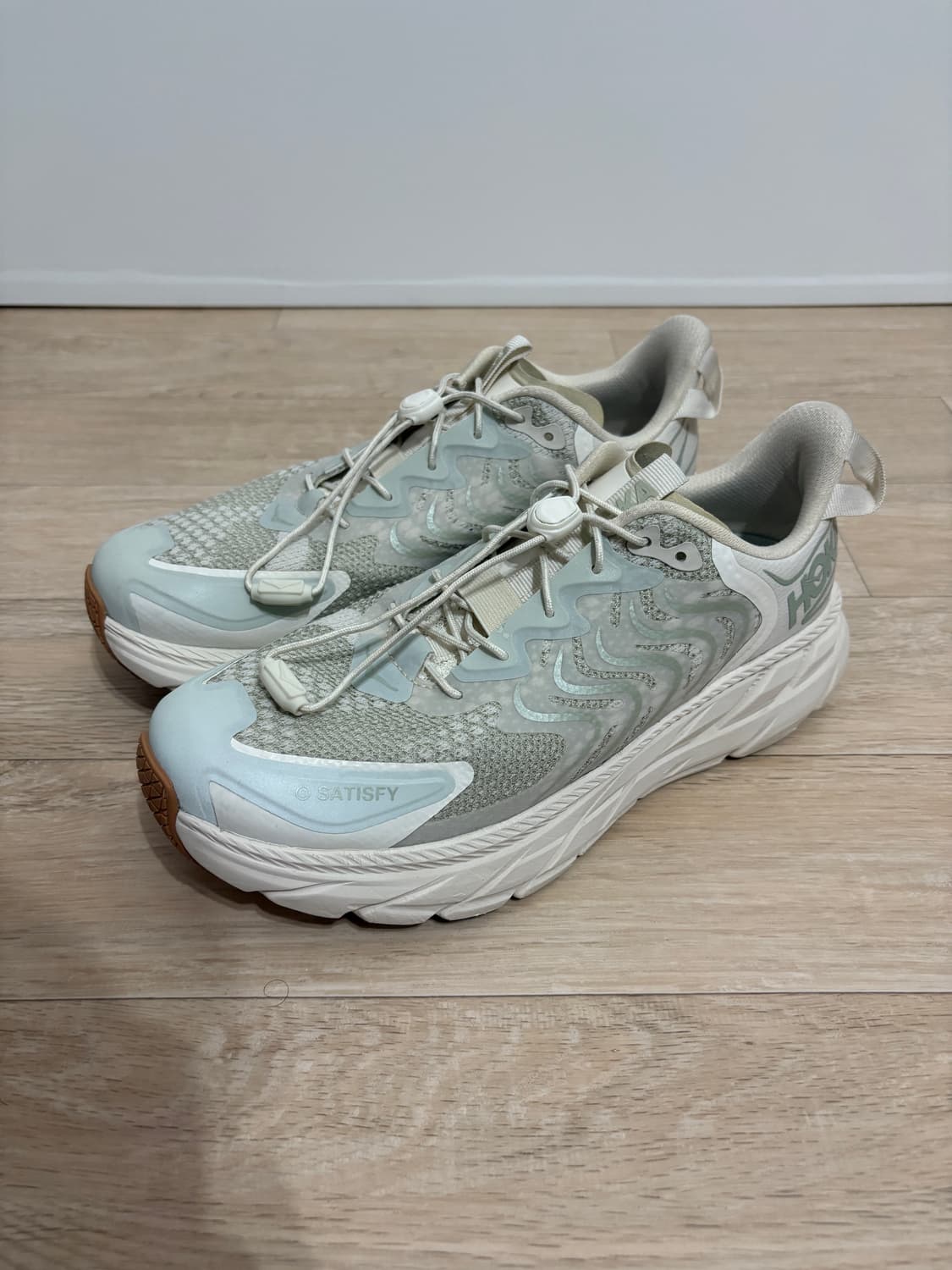 호카 세티스파이 / 클리프톤 LS 셀라돈 틴트 위스퍼 화이트 / 255 상품이미지1