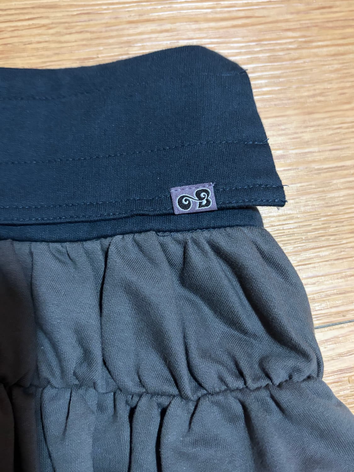 COYSEIO x BLYTHE 폴딩 셔링 스커트 차콜 1size 상품이미지4