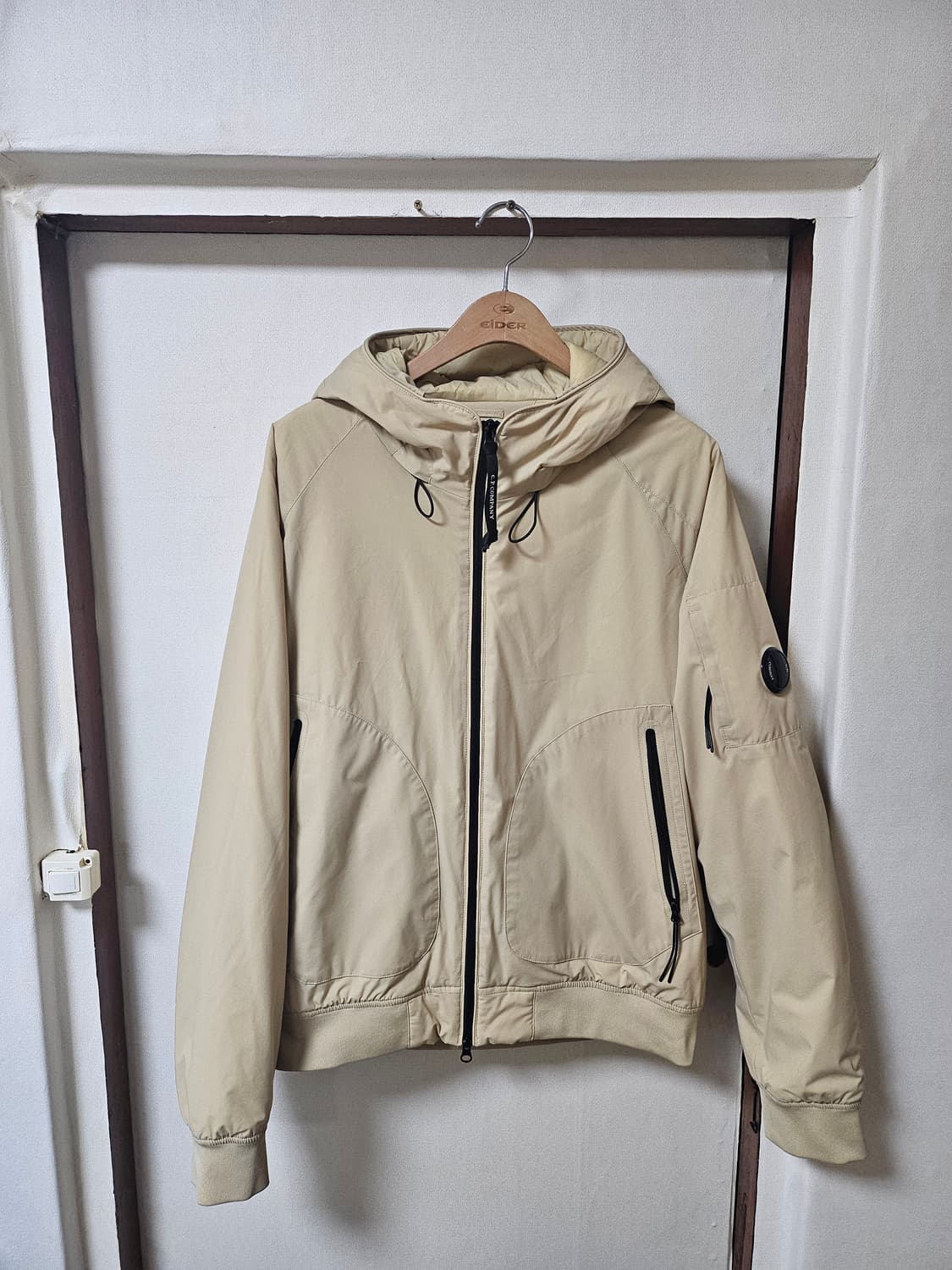 cp컴퍼니 경량 패딩 베이지 L(105) 매장판 상품이미지1