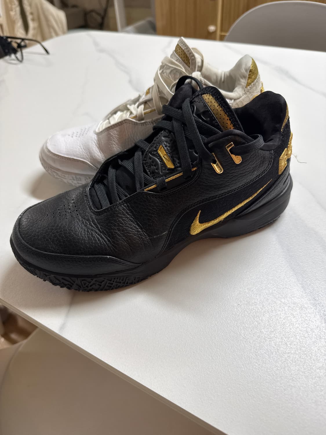 블랙/화이트 르브론 줌솔져 농구화입니다. 상품이미지4