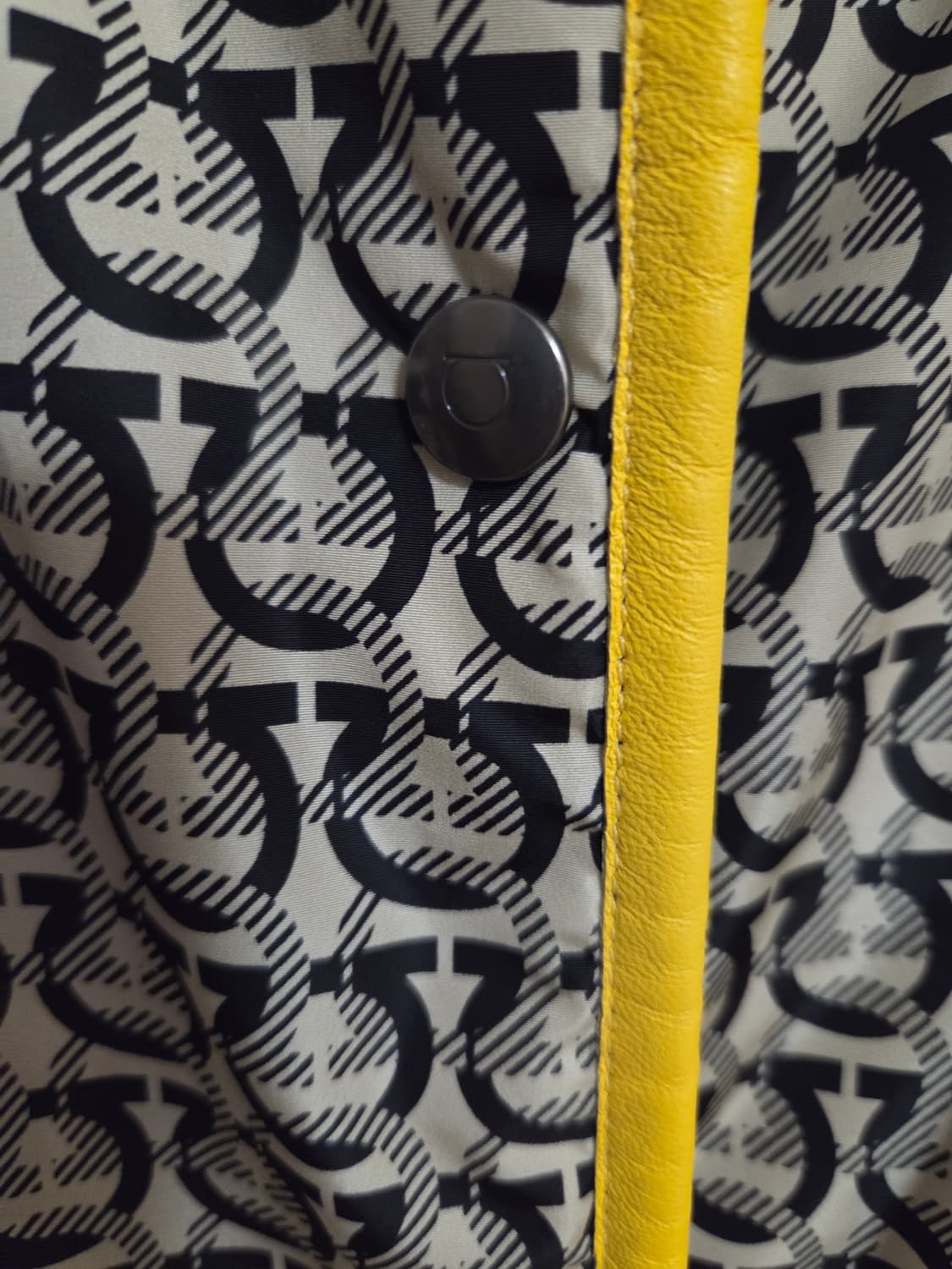 새상품 ㅡ 페라가모 간치니 리버서블 경량패딩 상품이미지2