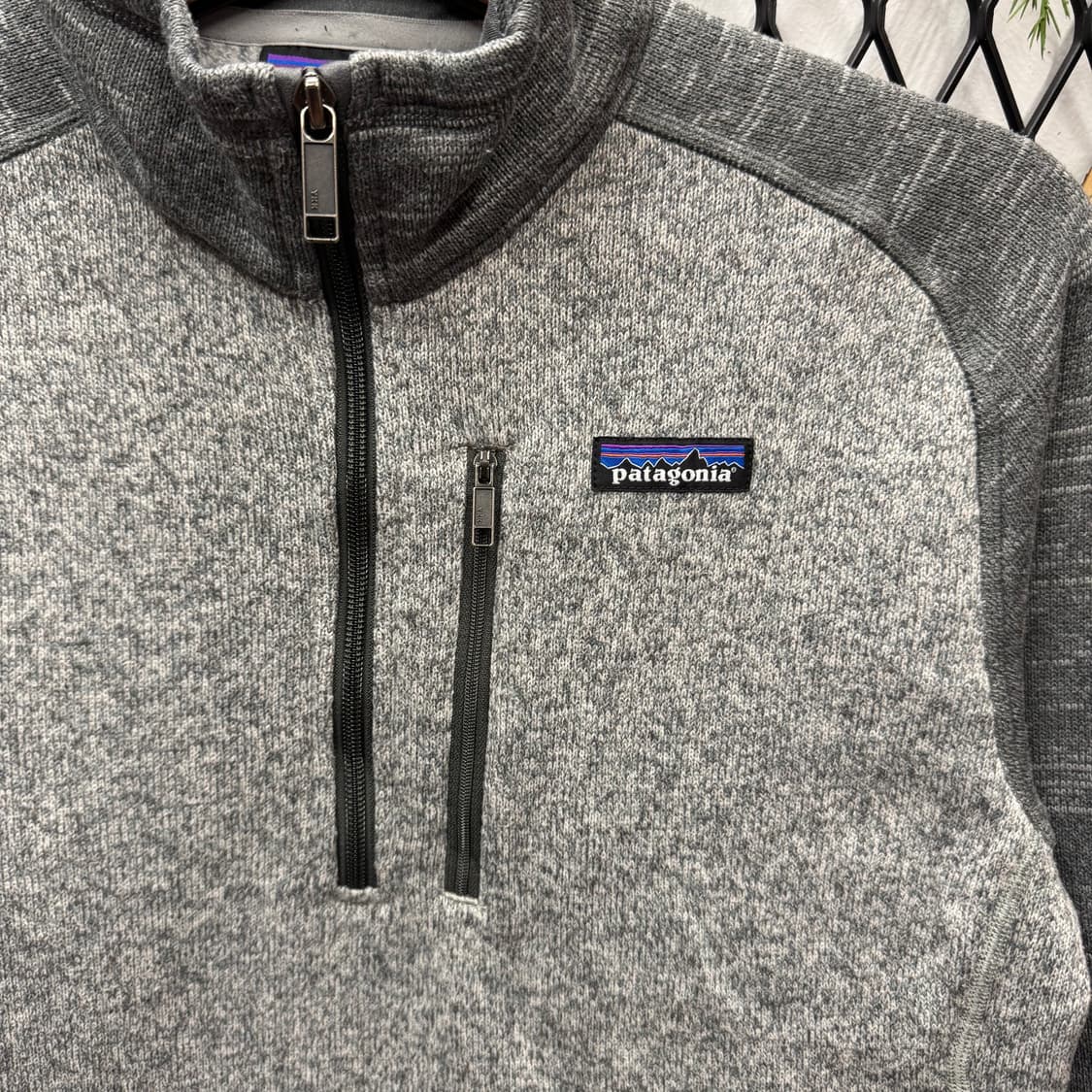 파타고니아 베터 스웨터 배색 하프 집업 전면 로고 포인트 그레이 상품이미지5