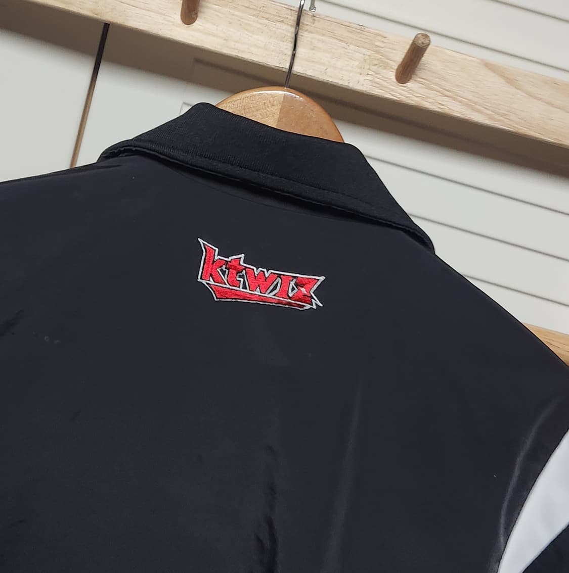 뉴발란스 2023 KT위즈 춘추 바람막이 자켓 상품이미지4