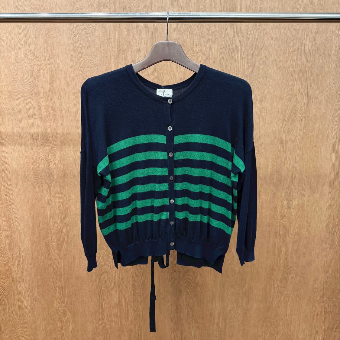 랑방 온 블루 스트라이프 니트 가디건 백 리본 타이 디테일 네이비 그린 상품이미지2