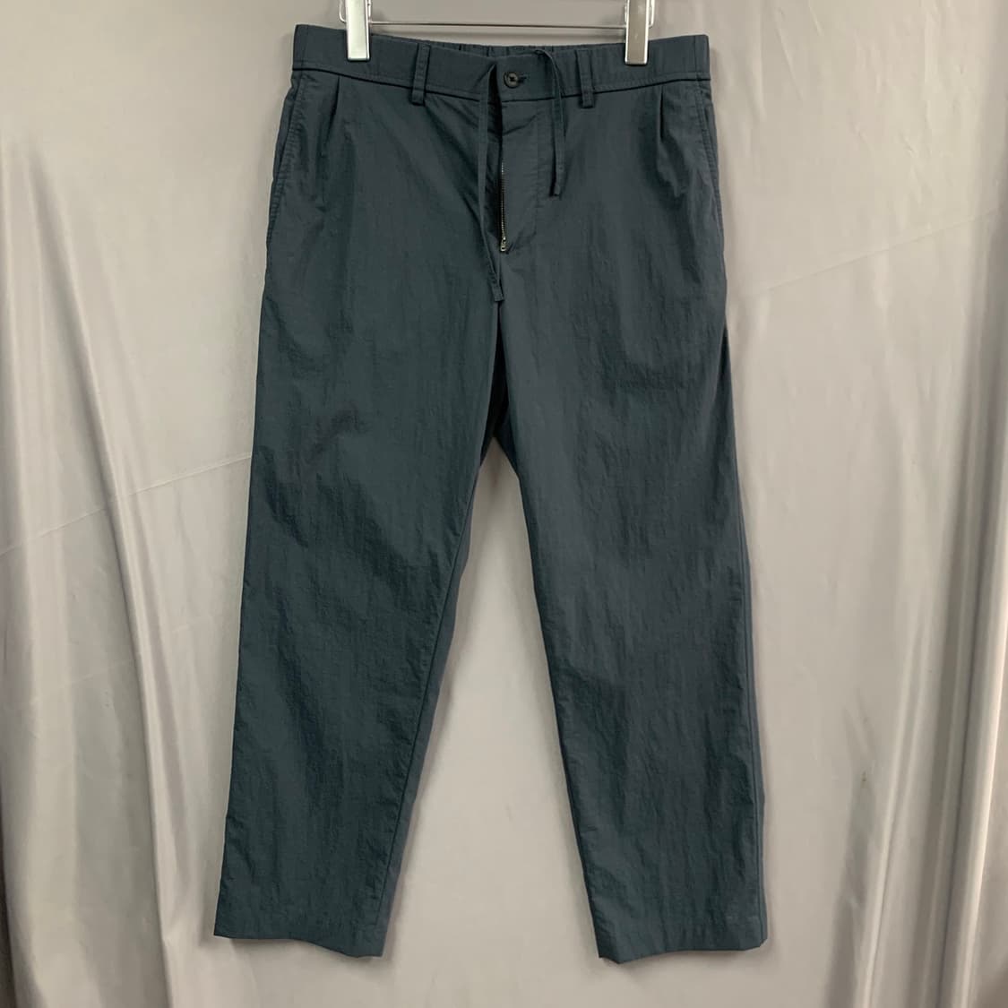 30인치 타임옴므 2023 더 젠틀 레귤러핏 네이비 밴딩 팬츠 상품이미지1