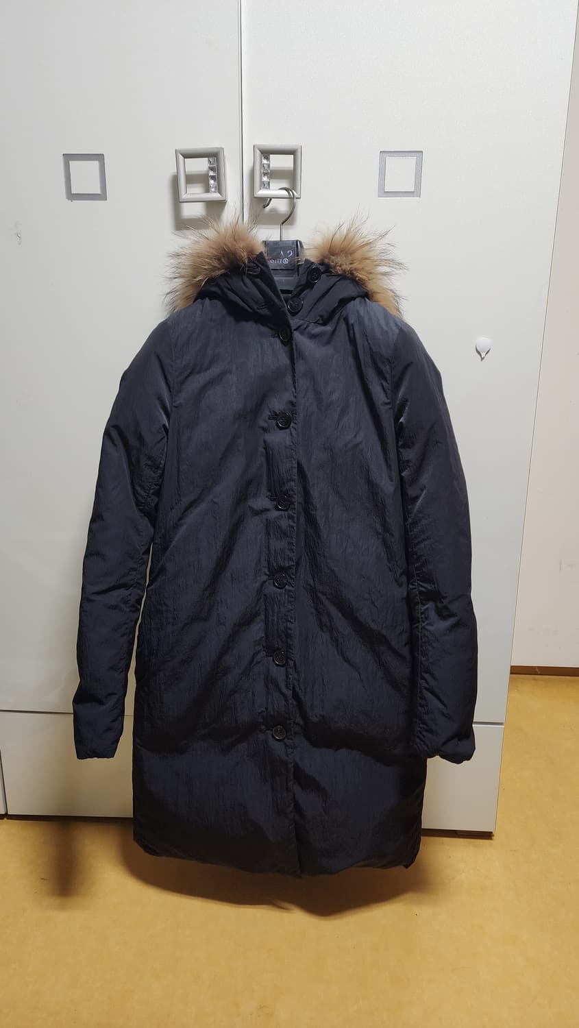 띠어리 후드 라쿤털 장식 블랙 롱 패딩 상품이미지1