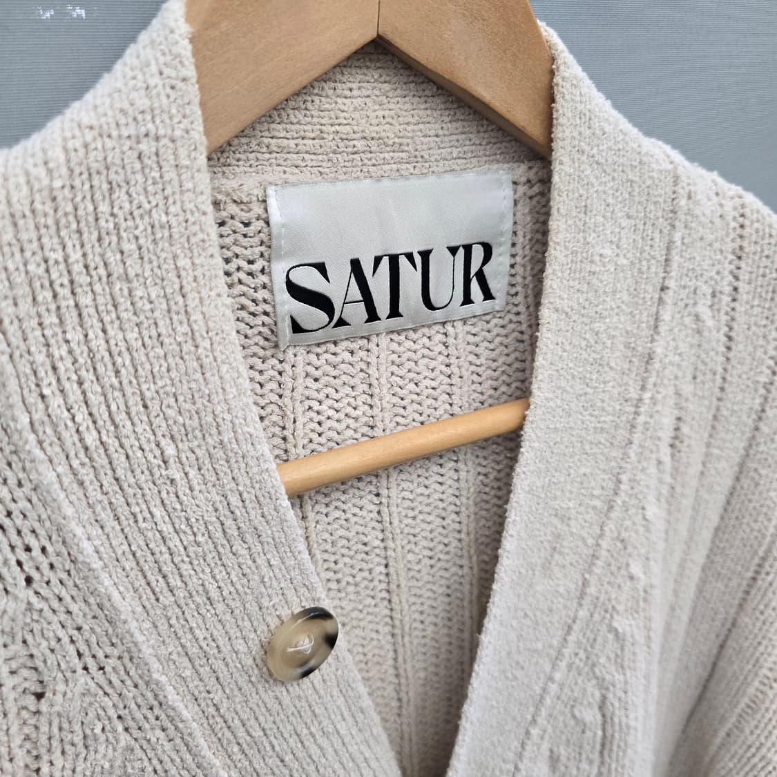 세터 SATUR 파로 오버 사이즈 부클 아이보리 가디건 상품이미지4