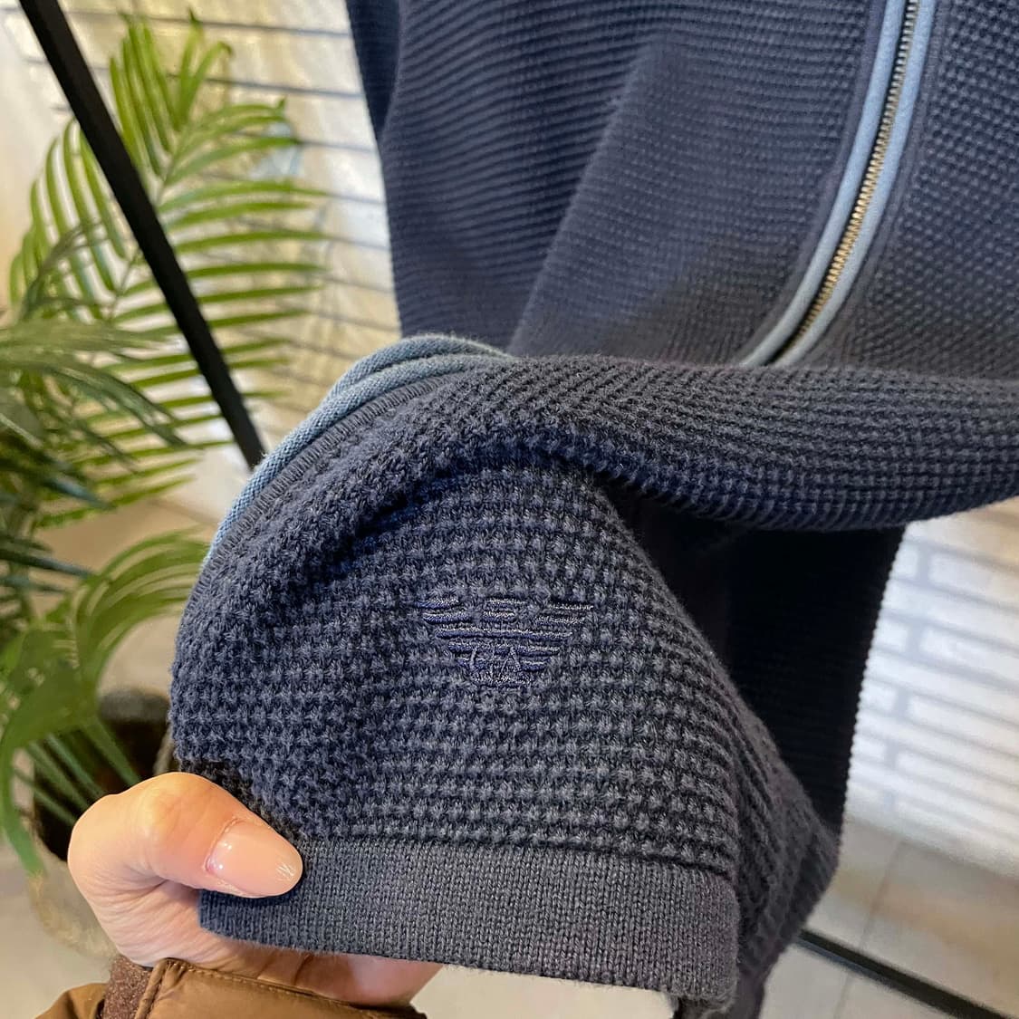 엠포리오 아르마니 니트 집업 자켓 사선 지퍼 와플 텍스처 디테일 네이비 상품이미지7