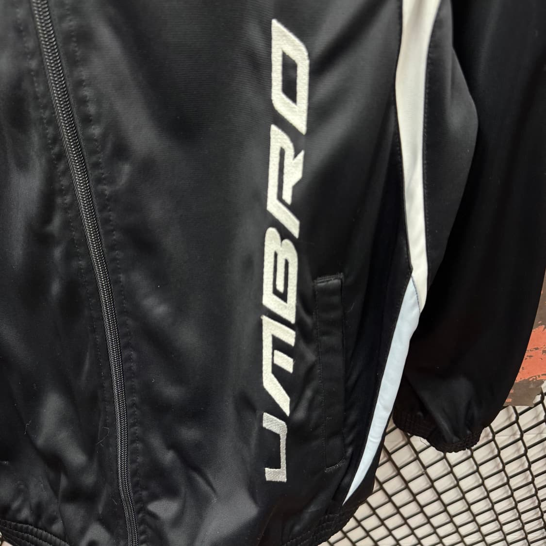 00s 엄브로 트랙자켓 전면 자수 로고 포인트 블랙 상품이미지5