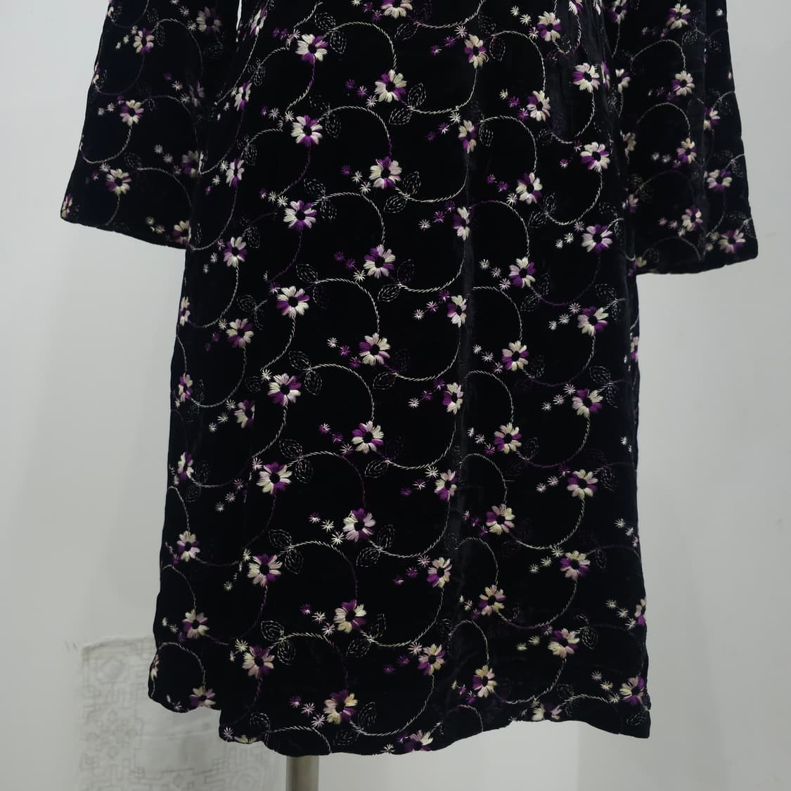 블랙 벨벳 퍼플 플라워 자수 원피스 상품이미지5