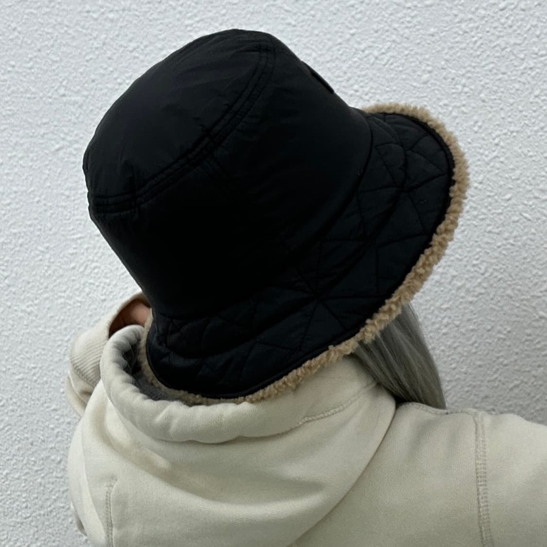 어그 리버시블 뽀글이 블랙 버킷햇 상품이미지2