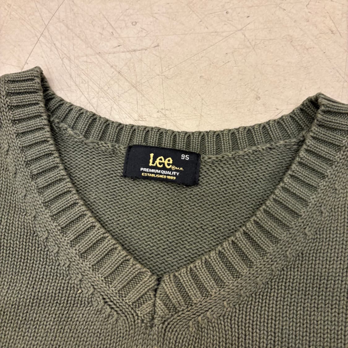 Lee 스몰로고 브이넥 니트 상품이미지3